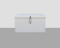 witte kist met licht grijze achtergrond